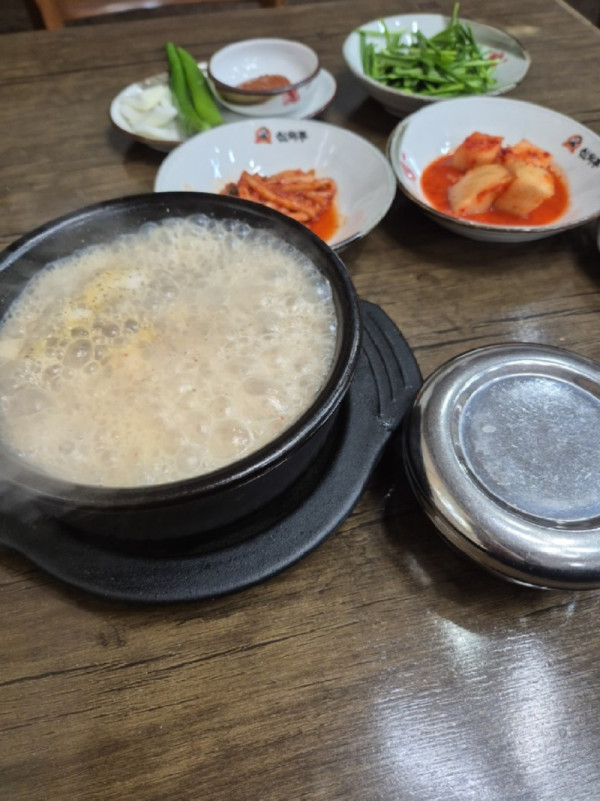 아우 그냥 순댓국이나 한 뚝배기 깰게요_맛점하세요.jpg