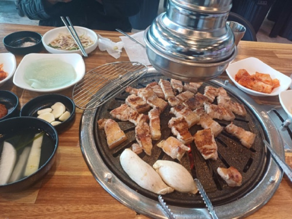 삼겹살먹고 소화시키려운동중_삼겹살 먹고 산책좀 해야겠습니다 ㅠㅠ.jpg